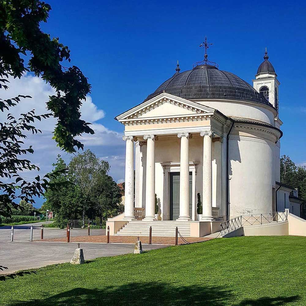 Santuario della Madonna di Caravaggio: esterno. Santuario della Madonna di Caravaggio: esterno.