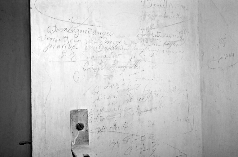 Santuario della Madonna di Caravaggio: le scritte murali ottocentesche.