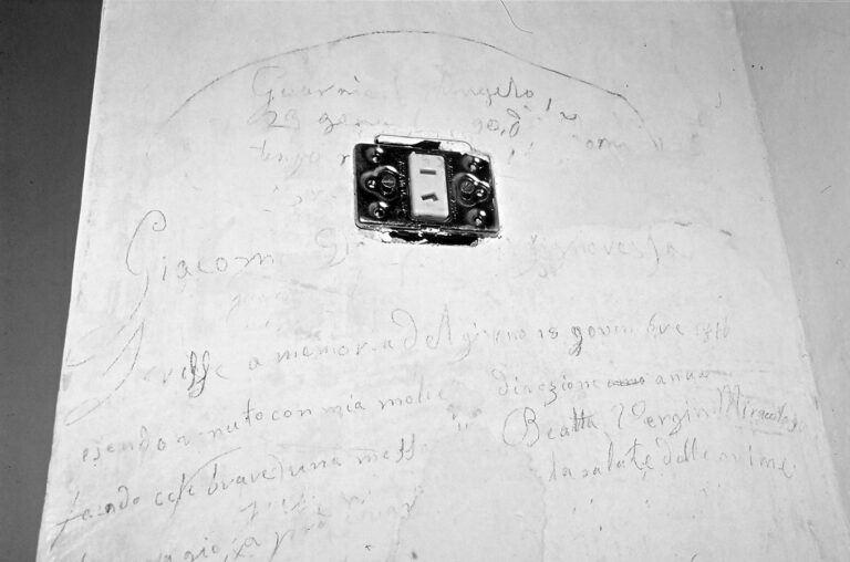 Santuario della Madonna di Caravaggio: le scritte murali ottocentesche.