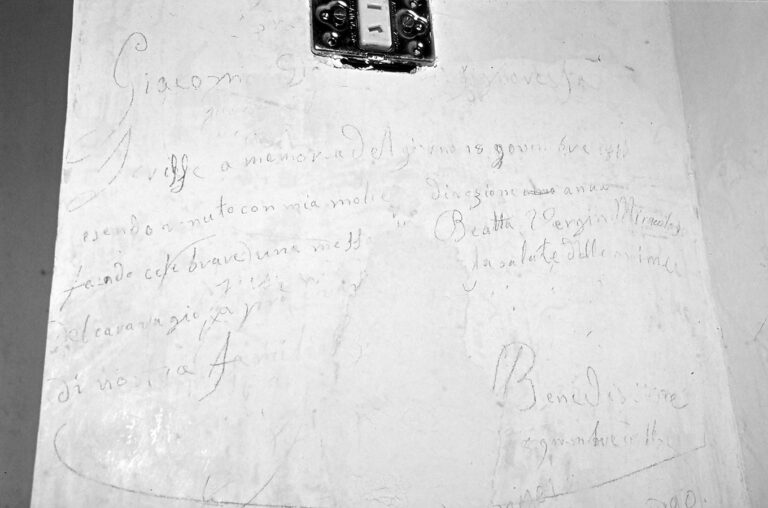 Santuario della Madonna di Caravaggio: le scritte murali ottocentesche.