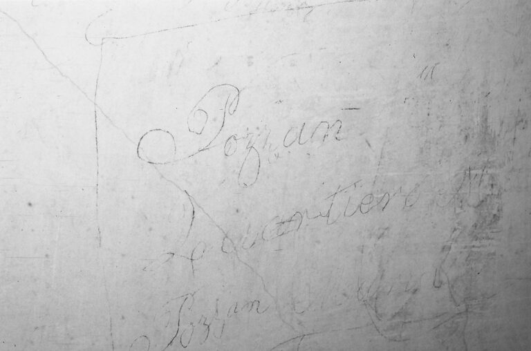 Santuario della Madonna di Caravaggio: le scritte murali ottocentesche.