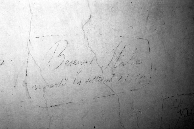 Santuario della Madonna di Caravaggio: le scritte murali ottocentesche.