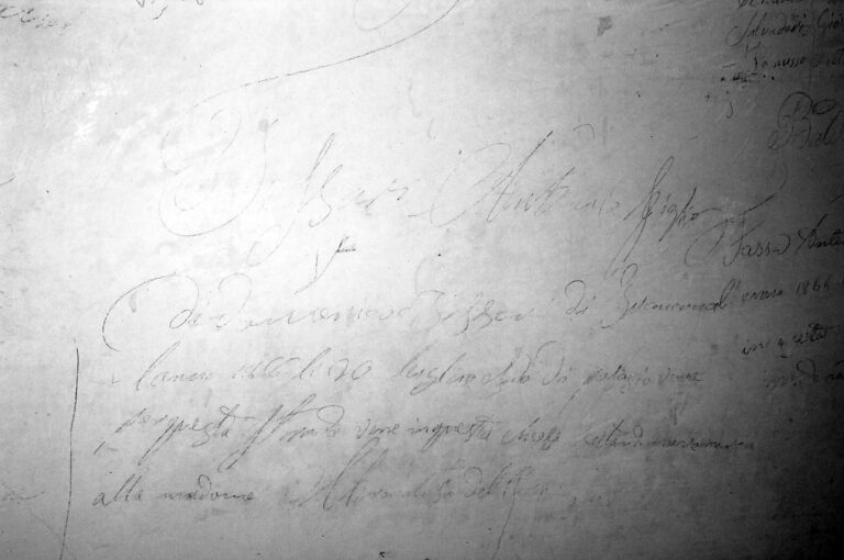 Santuario della Madonna di Caravaggio: le scritte murali ottocentesche.