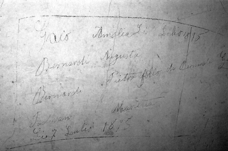 Santuario della Madonna di Caravaggio: le scritte murali ottocentesche.