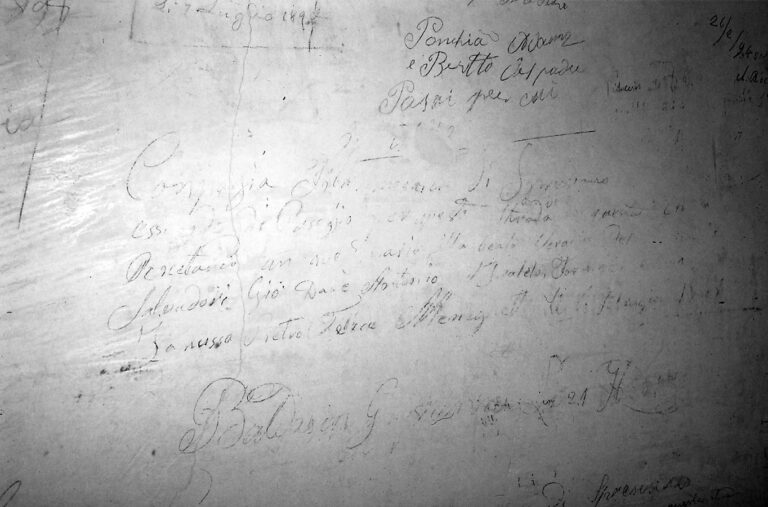 Santuario della Madonna di Caravaggio: le scritte murali ottocentesche.