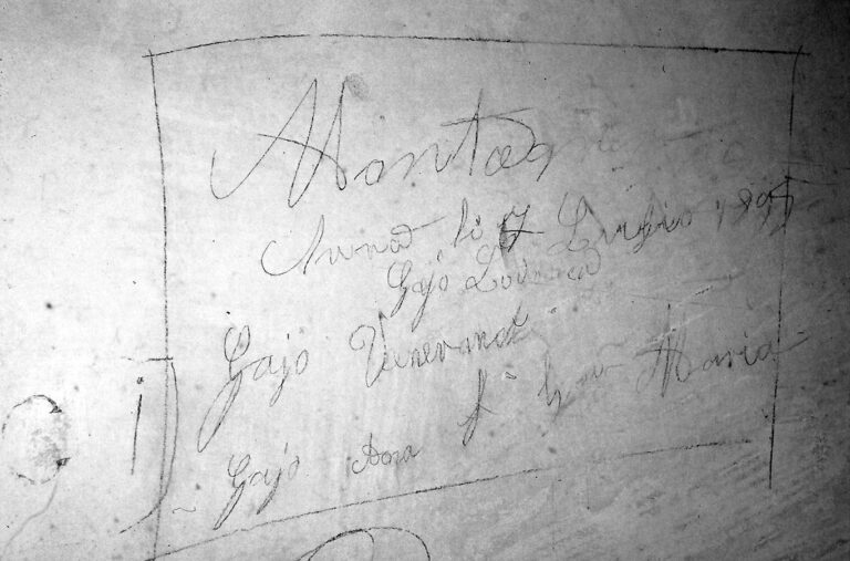 Santuario della Madonna di Caravaggio: le scritte murali ottocentesche.