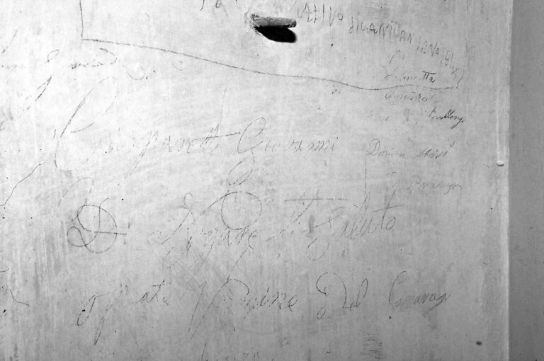 Santuario della Madonna di Caravaggio: le scritte murali ottocentesche.