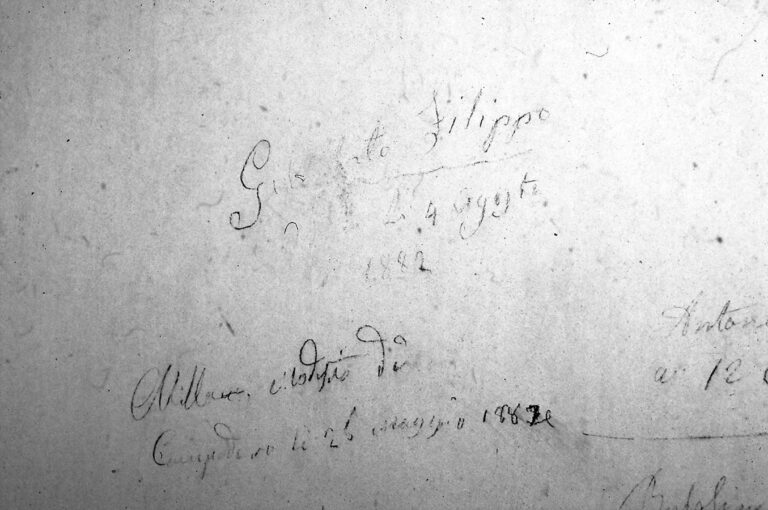 Santuario della Madonna di Caravaggio: le scritte murali ottocentesche.