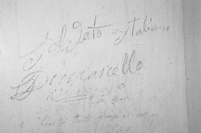 Santuario della Madonna di Caravaggio: le scritte murali ottocentesche.
