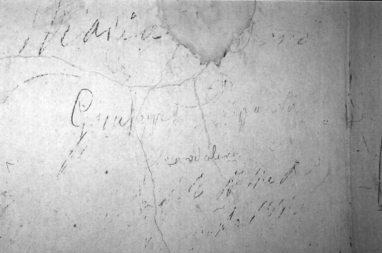 Santuario della Madonna di Caravaggio: le scritte murali ottocentesche.