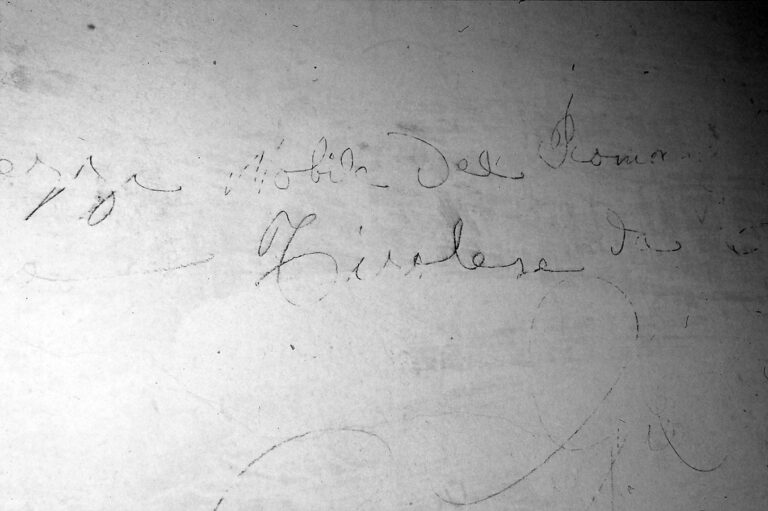 Santuario della Madonna di Caravaggio: le scritte murali ottocentesche.