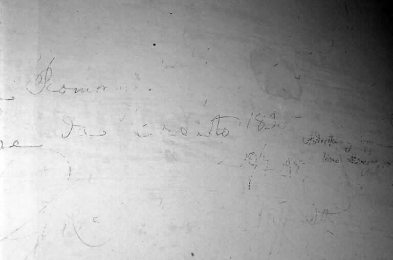 Santuario della Madonna di Caravaggio: le scritte murali ottocentesche.