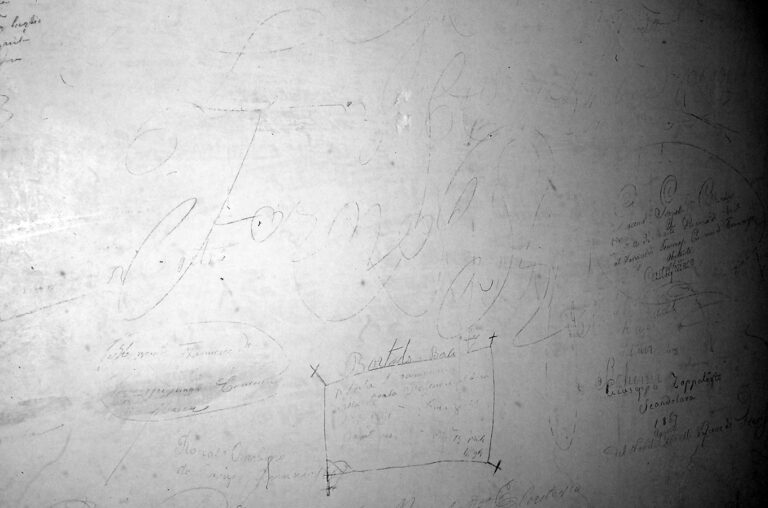 Santuario della Madonna di Caravaggio: le scritte murali ottocentesche.