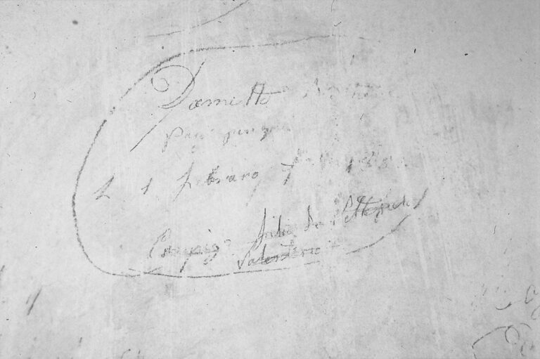 Santuario della Madonna di Caravaggio: le scritte murali ottocentesche.