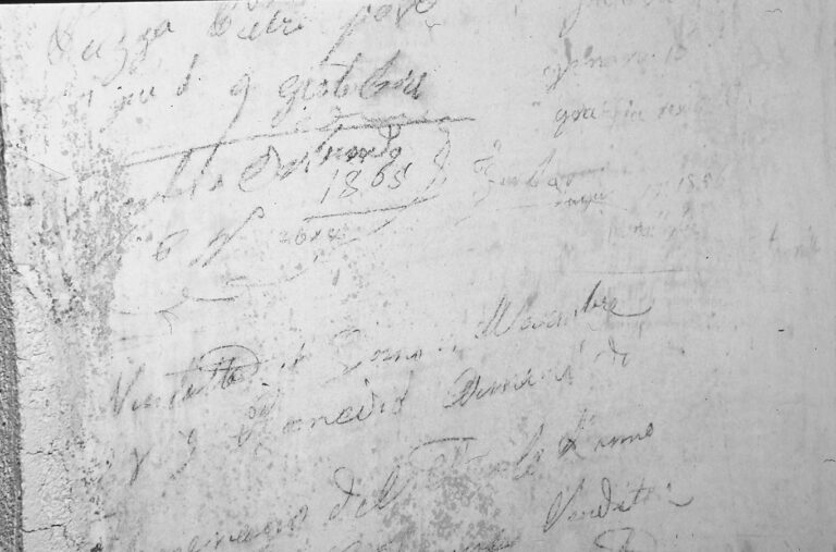 Santuario della Madonna di Caravaggio: le scritte murali ottocentesche.