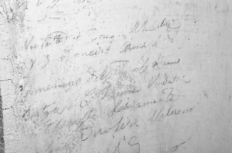 Santuario della Madonna di Caravaggio: le scritte murali ottocentesche.