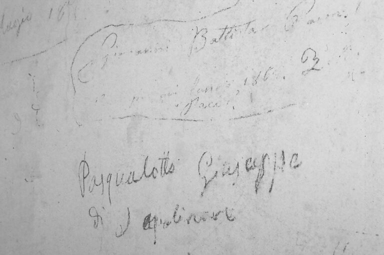 Santuario della Madonna di Caravaggio: le scritte murali ottocentesche.