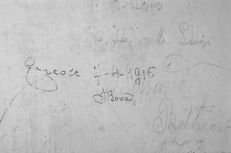 Santuario della Madonna di Caravaggio: le scritte murali ottocentesche.