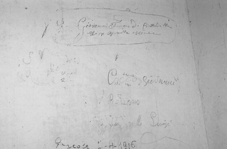 Santuario della Madonna di Caravaggio: le scritte murali ottocentesche.