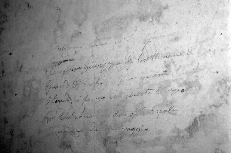 Santuario della Madonna di Caravaggio: le scritte murali ottocentesche.