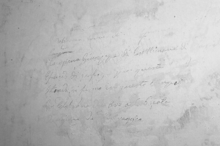 Santuario della Madonna di Caravaggio: le scritte murali ottocentesche.