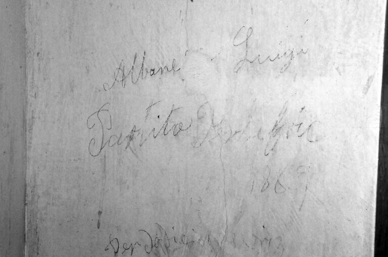 Santuario della Madonna di Caravaggio: le scritte murali ottocentesche.