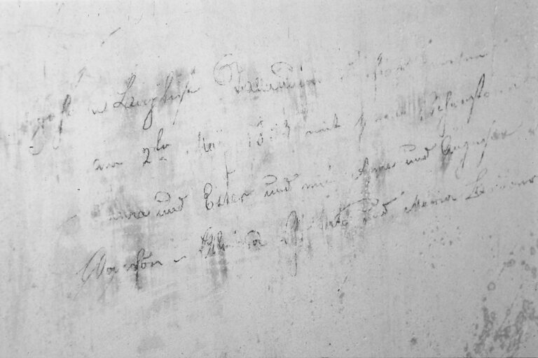 Santuario della Madonna di Caravaggio: le scritte murali ottocentesche.