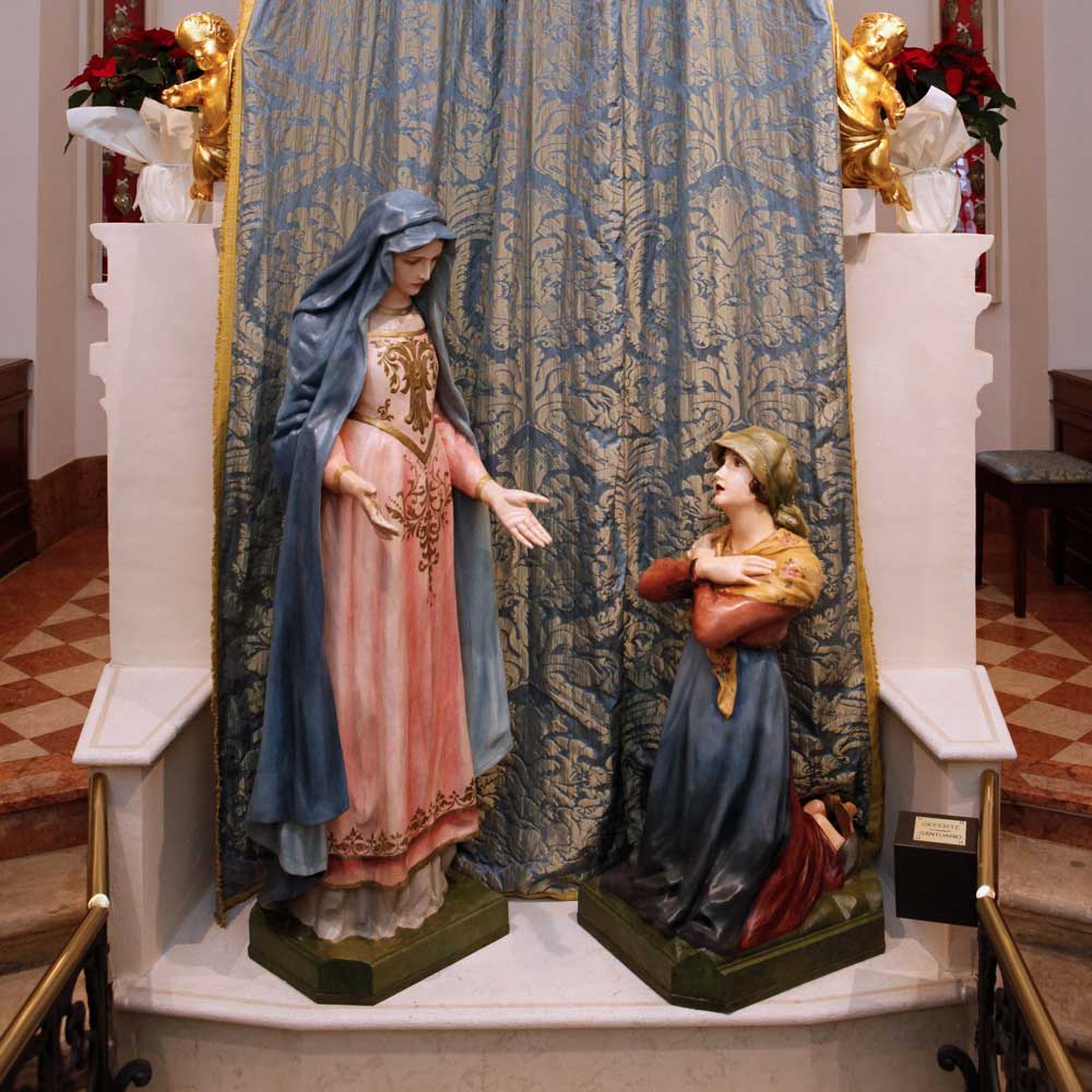Santuario della Madonna di Caravaggio: Le statue della Madonna e di Giovannetta.